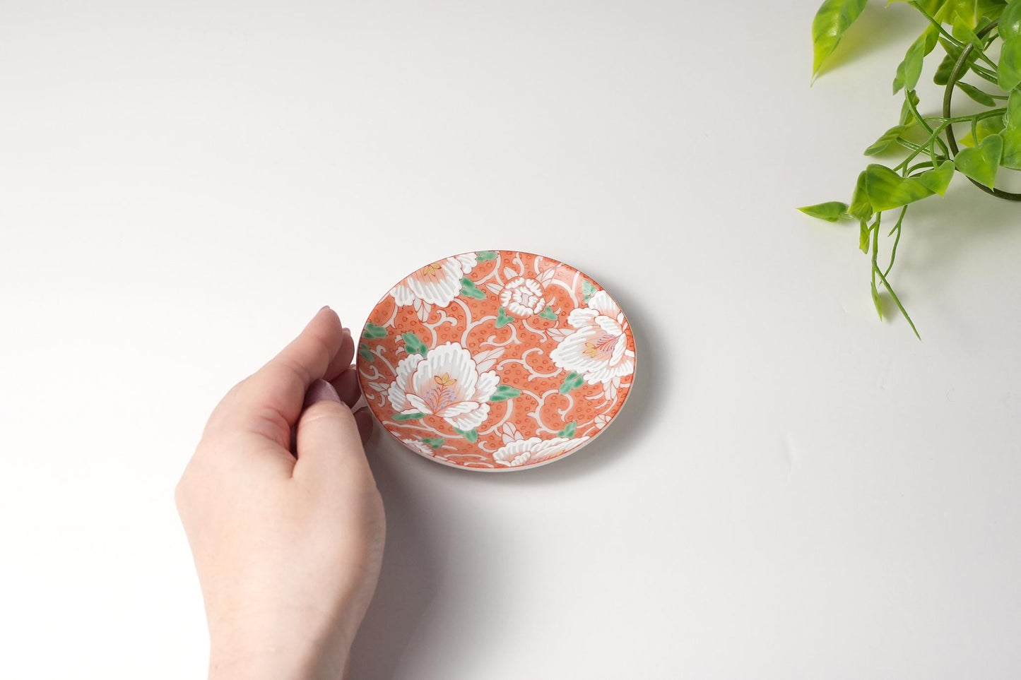 Kutani Art Small Plates: Akie Manyo Hana, under the supervision of Hoshizora Tamura