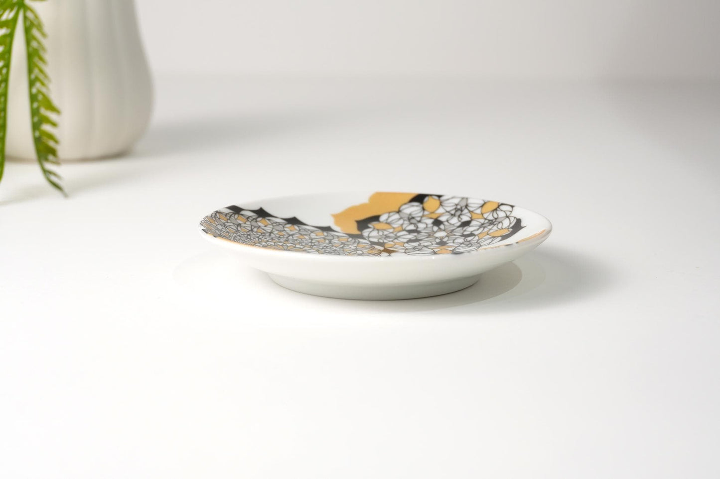 Kutani Art Small Plates: Gold and Silver Fine-Line Painting, Supervised by Shunjiro Ishitomi