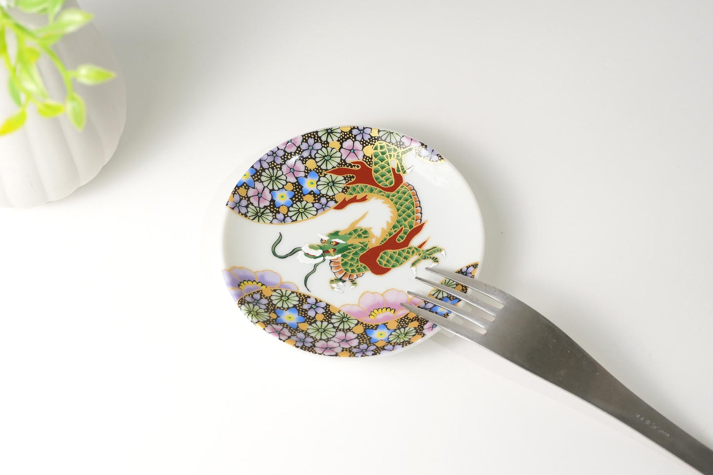 Kutani Art Small Plate, Overglaze Enameling, Design of Flowers and Dragons, Supervised by Takashi Satoh