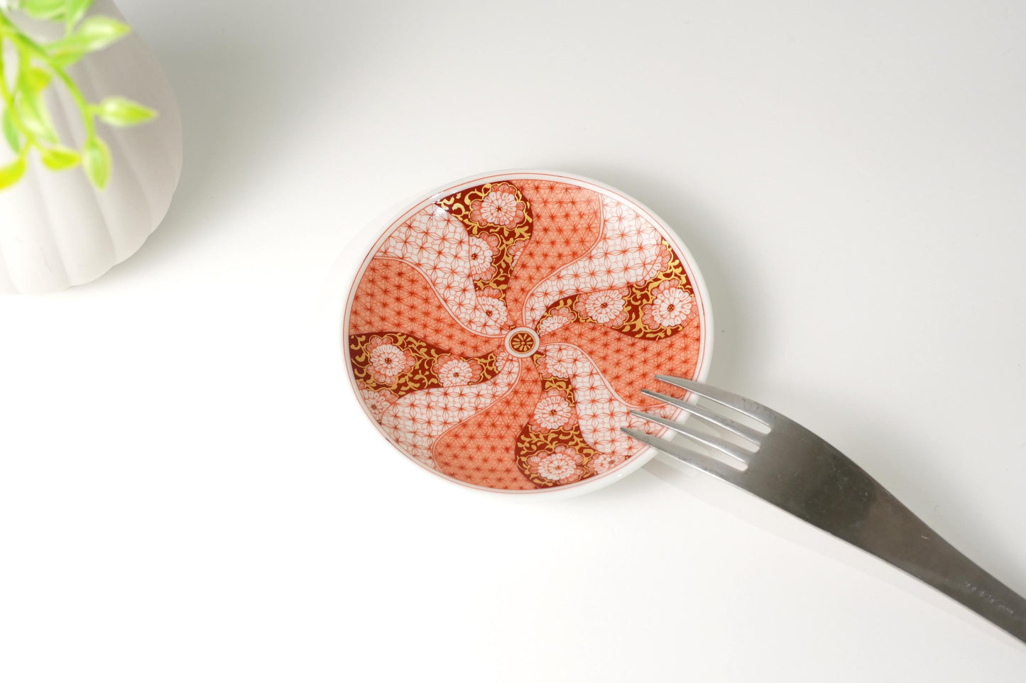 Kutani Art Small Plate, Red and White Design of Floral Scroll, Supervised by Reiko Fukushima