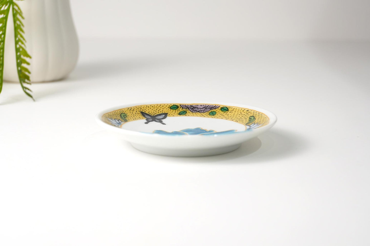 Kutani Art Small Plates Yoshidaya Hekibotan, supervised by Takeshi Sato