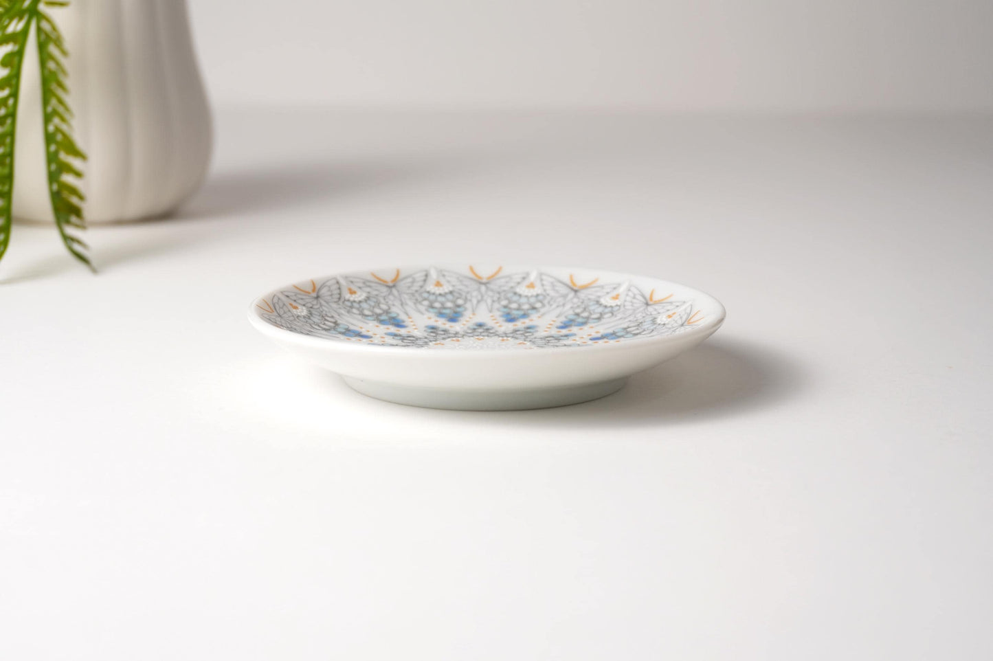 Kutani Art Small Plate: Choka Kasumi, supervised by Mika Nishino