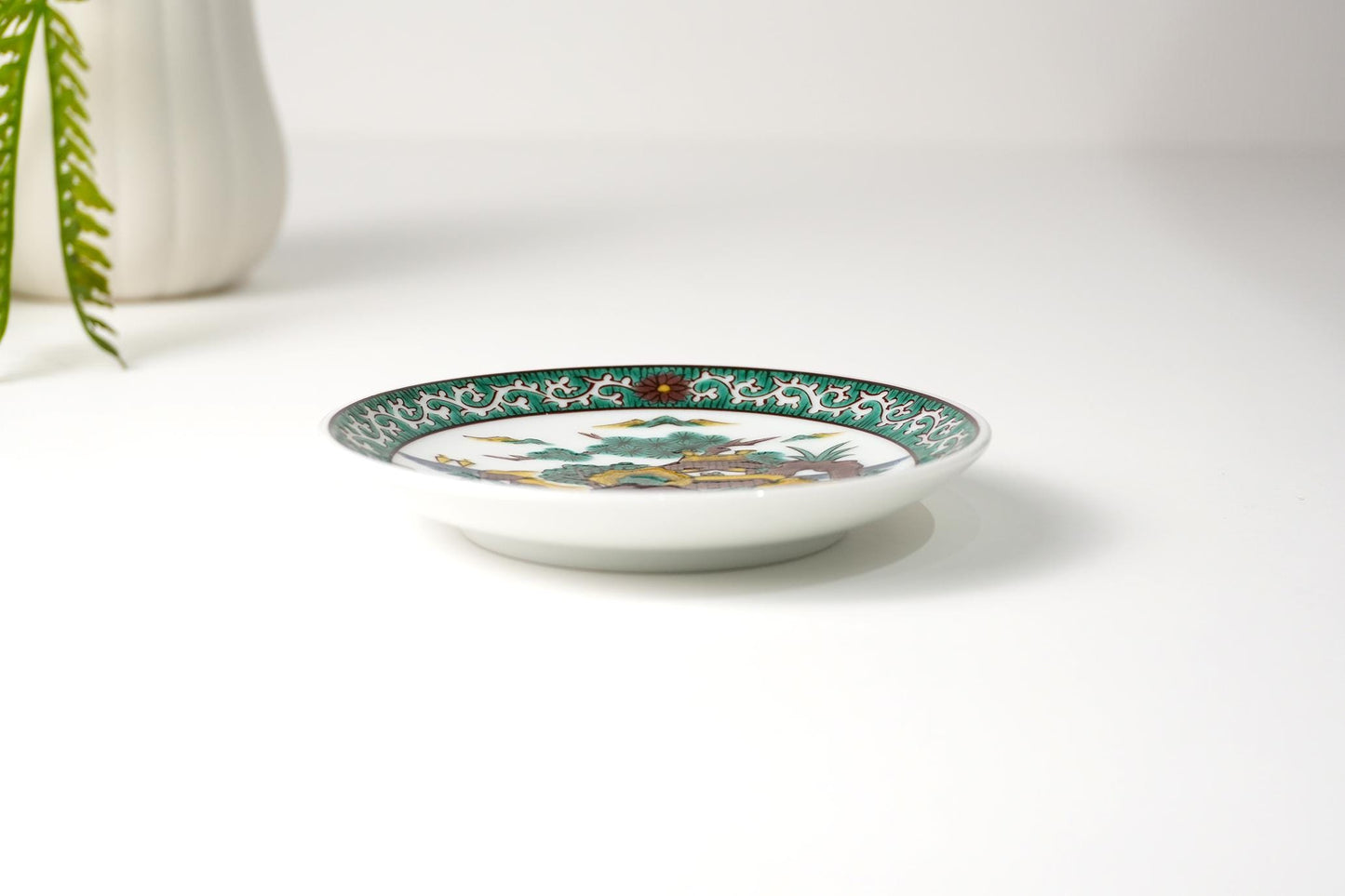 Kutani Art Small Plate: Yoshidaya Landscape, supervised by Takayuki Nukagawa