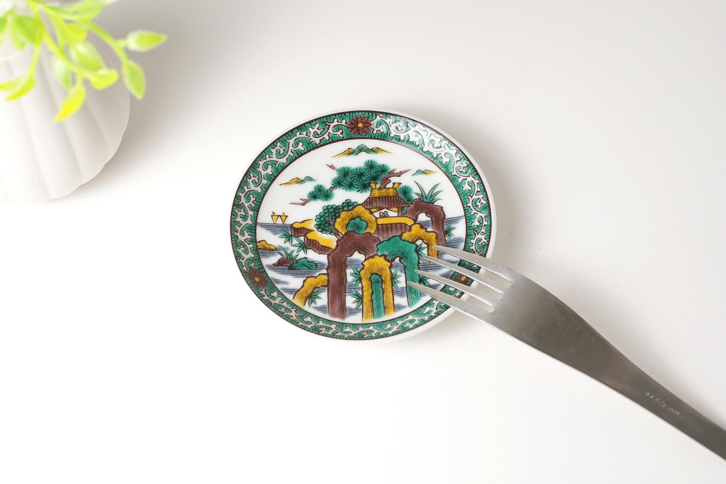 Kutani Art Small Plate: Yoshidaya Landscape, supervised by Takayuki Nukagawa