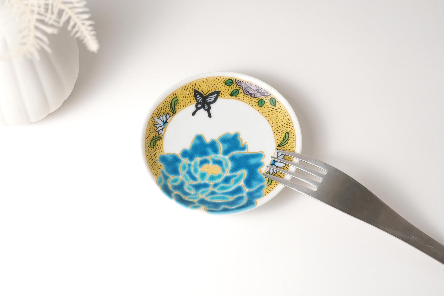 Kutani Art Small Plates Yoshidaya Hekibotan, supervised by Takeshi Sato
