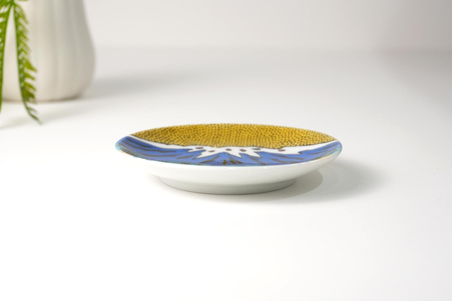 Kutani Art Small Plate: Hakusan as seen from Kibagata, supervised by Masao Miyamoto
