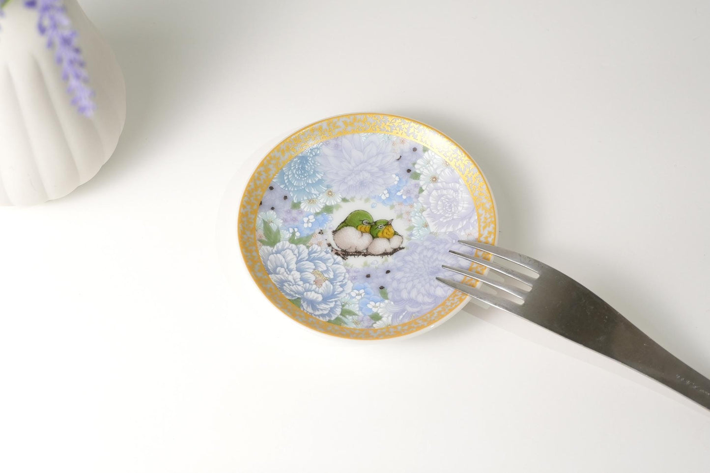 Kutani Art Small Plate, Flowers in Light Pink, with White Eyes, supervised by Satomi Kawata