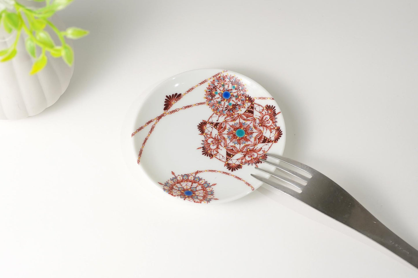 Kutani Art Small Plate with Grape Design in Tea-colored Glaze, Supervised by Shinya Uwabe