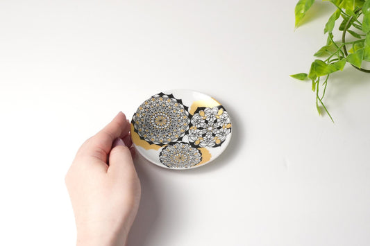 Petite assiette Kutani Art (or, platine et peinture fine) Supervisé par Shunjiro Ishitomi | Beauté monochrome de l'or et de la peinture fine, fabriqué au Japon, dans un coffret cadeau