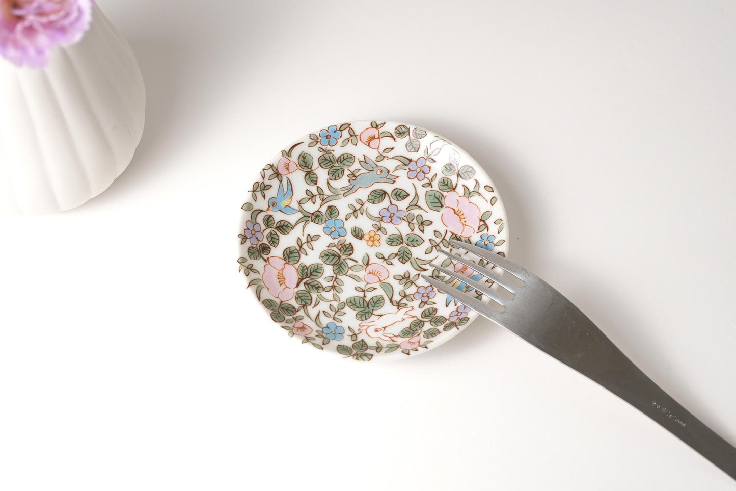 Kutani Art Small Plate: Flower and Rabbit, supervised by Takatomo Kawai