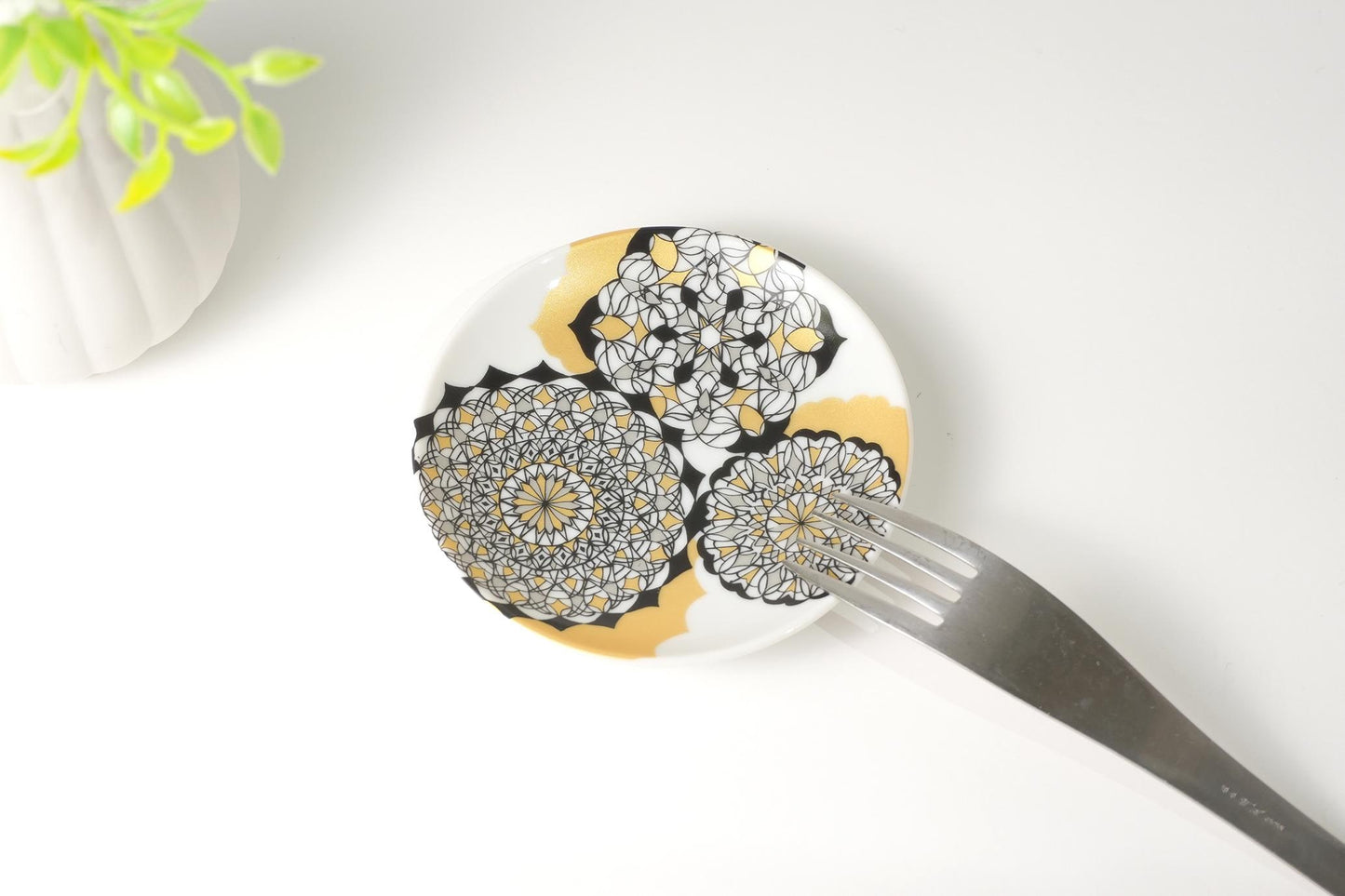 Kutani Art Small Plates: Gold and Silver Fine-Line Painting, Supervised by Shunjiro Ishitomi