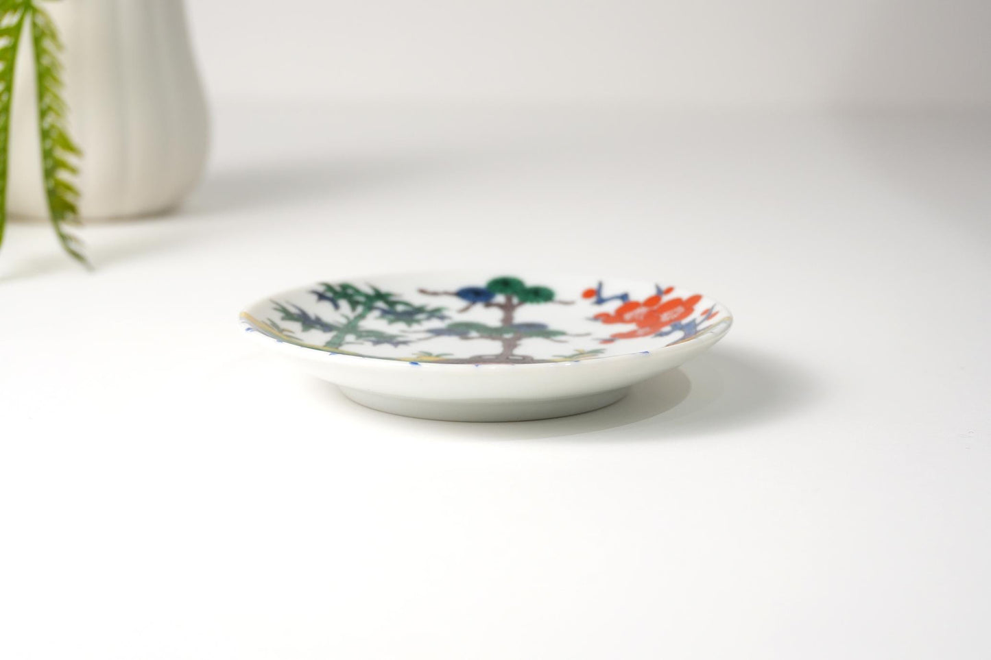 Kutani Art Small Plates: Dyeing Kutani Lucky Motifs, supervised by Akinori Miura