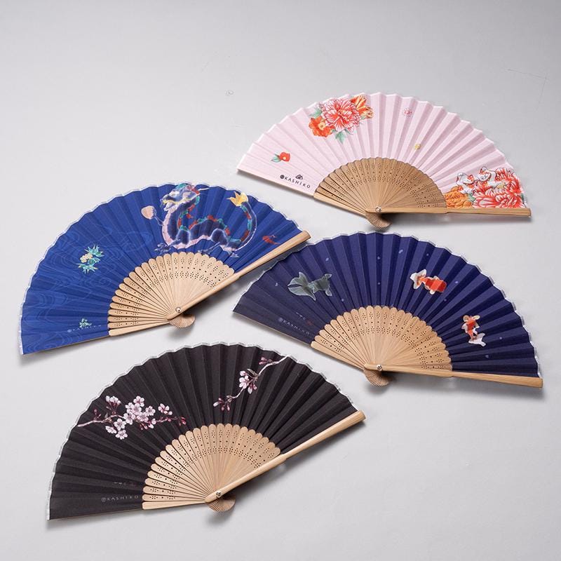 Ensemble d'éventails pliants (poisson rouge) conçu par l'artiste en faïence de Kutani Yukika Shibata | Motif poisson rouge, éventail pliable, sac en crêpe, coffret cadeau