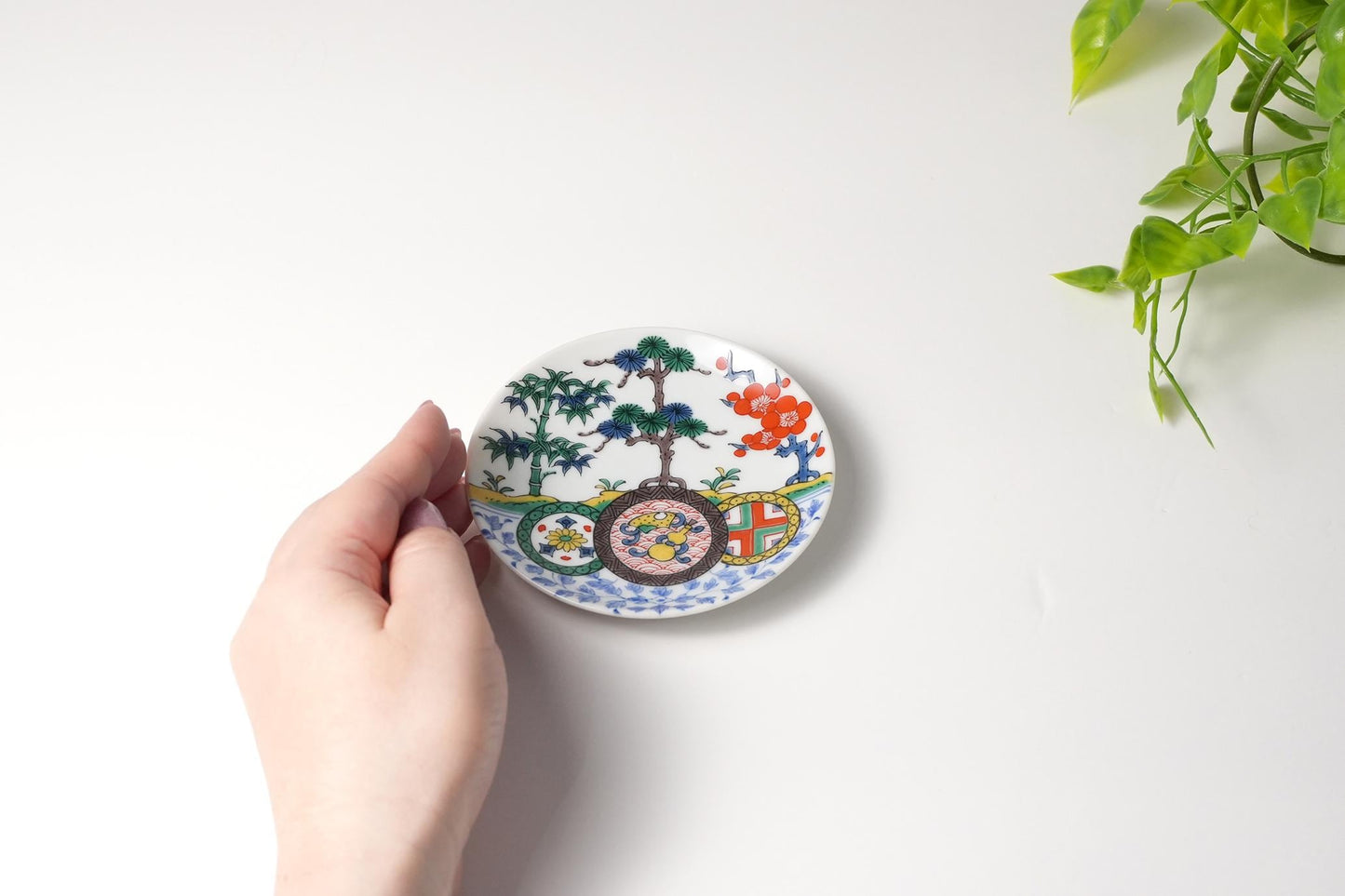 Kutani Art Small Plates: Dyeing Kutani Lucky Motifs, supervised by Akinori Miura