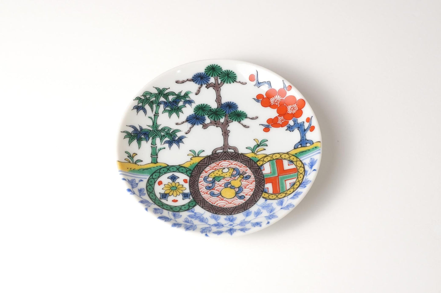Kutani Art Small Plates: Dyeing Kutani Lucky Motifs, supervised by Akinori Miura