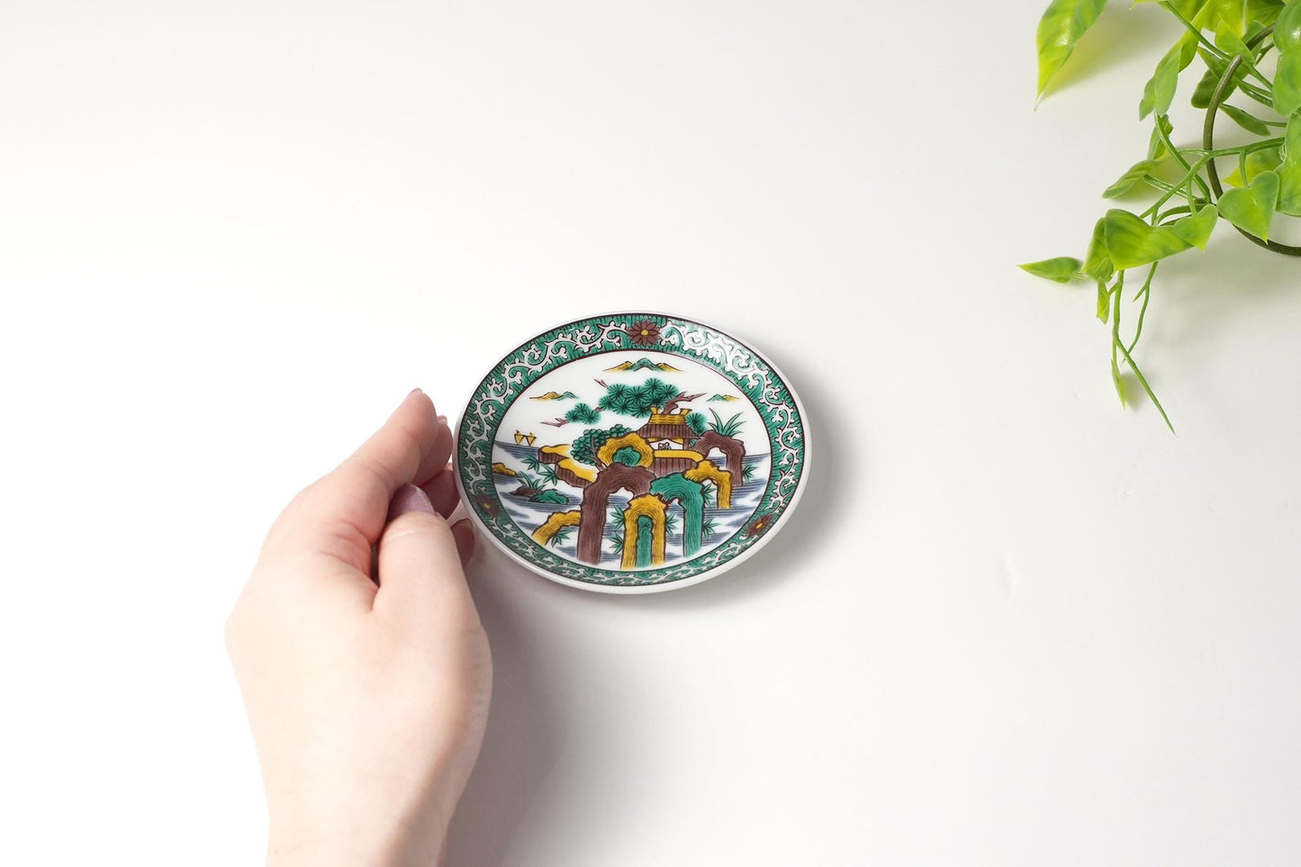 Kutani Art Small Plate: Yoshidaya Landscape, supervised by Takayuki Nukagawa