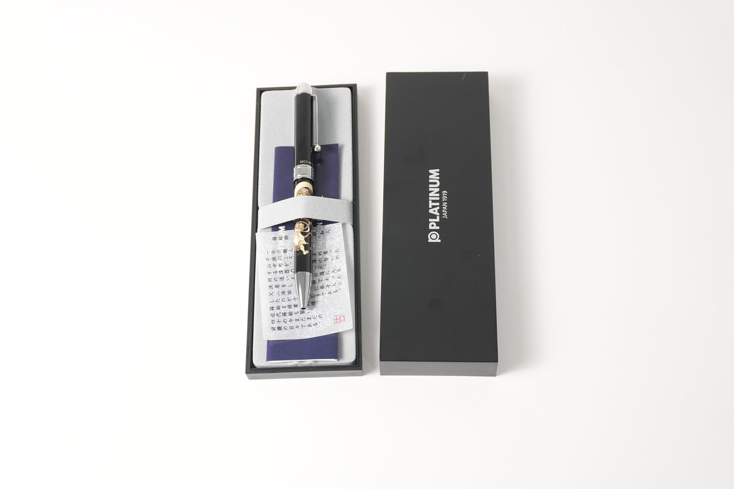 Lacquer-ware ballpoint pen (black/red) / mechanical pencil-style wind and thunder gods Made in Japan, platinum