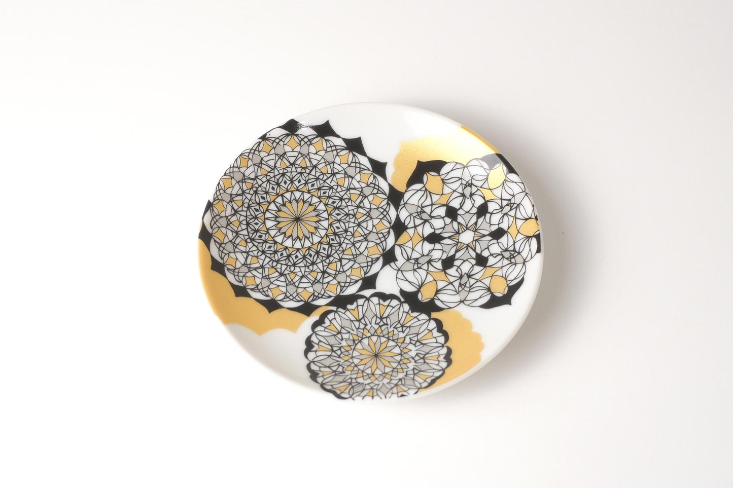 Kutani Art Small Plates: Gold and Silver Fine-Line Painting, Supervised by Shunjiro Ishitomi
