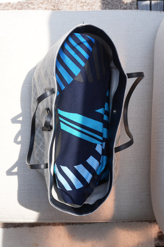 バックにそっと1枚。日本の美を持ち歩く【青海波】